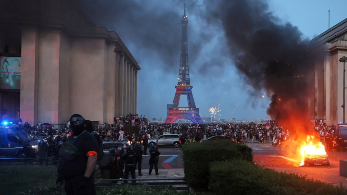 Chiến thắng của PSG tại Champions League gây hỗn loạn ở Paris, 45 người bị bắt và đốt phá khắp thành phố
