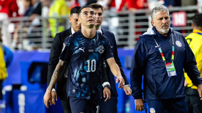 Almiron của Paraguay là cầu thủ đầu tiên bị thẻ đỏ tại World Cup theo luật mới
