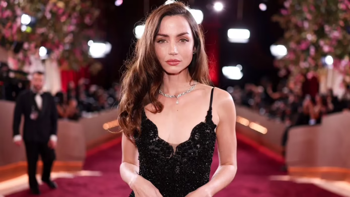 Ana de Armas gây choáng trong bộ bikini trong kỳ nghỉ hè nóng nực
