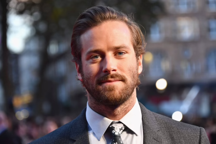 Armie Hammer so sánh cuộc sống lưu vong ở Hollywood với việc bị đóng đinh: 'Những chiếc đinh nằm trong tay tôi'
