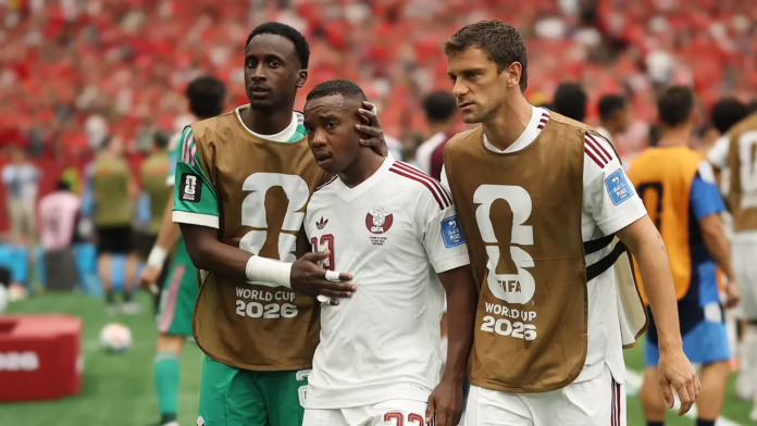 Assim Madibo của Qatar bị cấm thi đấu 5 trận tại FIFA World Cup sau pha vào bóng làm gãy chân ngôi sao Canada
