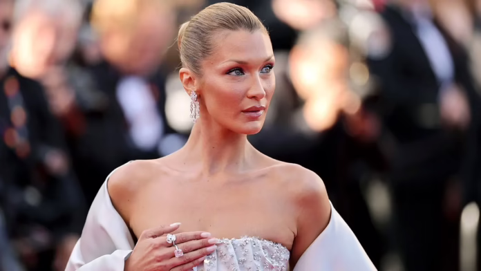 Bella Hadid gây choáng với áo tắm một mảnh màu xanh nổi bật trong ngày du thuyền cùng bạn bè
