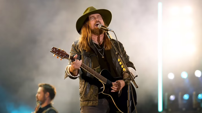 Billy Ray Cyrus thoát chết khi bị nhiễm trùng huyết, liệt thanh quản trước khi dàn dựng màn trở lại âm nhạc
