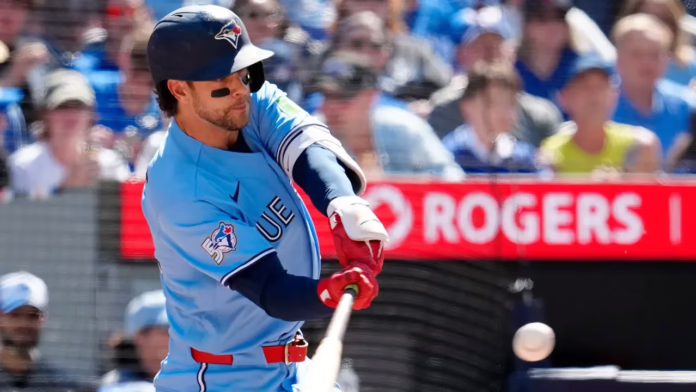 Blue Jays tập hợp trong khi nỗ lực chơi đôi của Orioles bị vô hiệu hóa do tiền vệ theo quy tắc của trọng tài không cố gắng gắn thẻ người chạy
