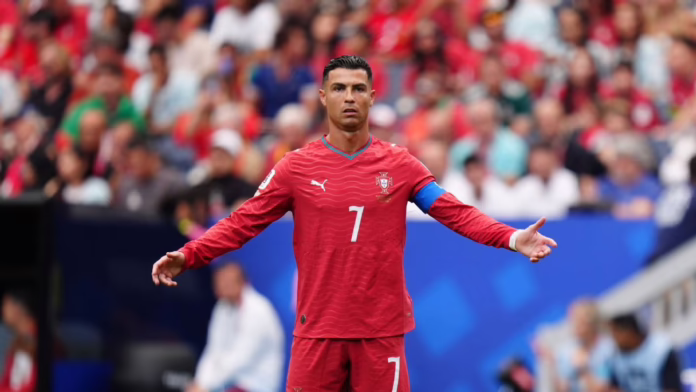 Bồ Đào Nha lại gặp vấn đề với Ronaldo sau trận hòa...
