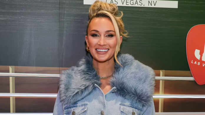 Brittany Aldean khoe vóc dáng săn chắc trong bộ bikini màu xanh lá cây trong chuyến đi nghỉ dưỡng vùng nhiệt đới
