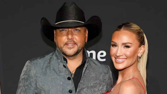 Brittany Aldean lộng lẫy trong bộ đồ bơi cut-out khi cô gọi điện mừng sinh nhật trong chuyến đi nghỉ ở vùng nhiệt đới
