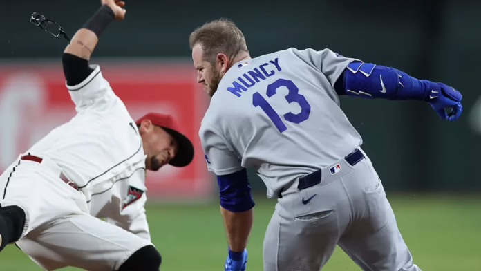 Các ngôi sao MLB rời khỏi trận đấu chia rẽ sau vụ va chạm đáng sợ ở căn cứ đầu tiên khiến cả hai bị thương
