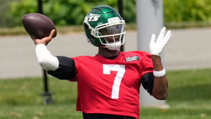 Cảnh sát xem xét khiếu nại về pin đối với Jets QB Smith
