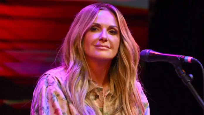 Carly Pearce cho biết bệnh tim khiến cô sợ bị đau tim: 'Tim tôi có ổn không?'
