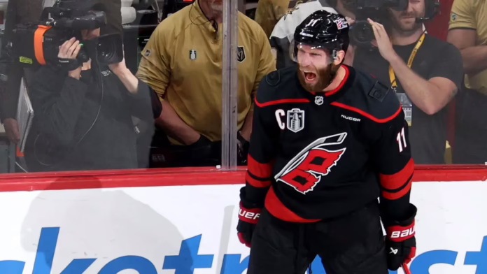 Carolina Hurricanes chống lại cuộc tấn công muộn màng của Golden Knights để giành được một chiến thắng trước Cúp Stanley
