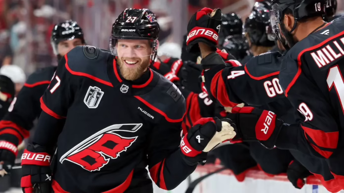 Carolina Hurricanes không lãng phí thời gian, ghi bàn ngay ở lượt đánh đầu tiên trong trận Chung kết Cúp Stanley
