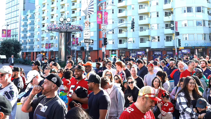 Clay Travis trở nên nóng bỏng trên NFL trong phiên điều trần về Đạo luật Phát thanh Thể thao: 'Người hâm mộ đang bị khoét cổ'

