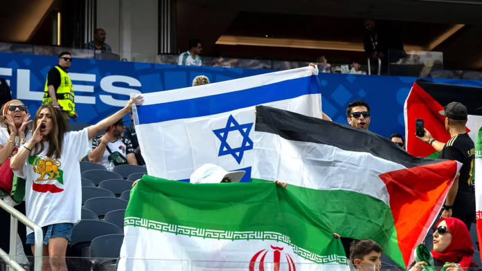Cờ Israel bị tịch thu tại trận đấu World Cup của Iran trong khi cờ Palestine vẫn được treo trên khán đài, video cho thấy
