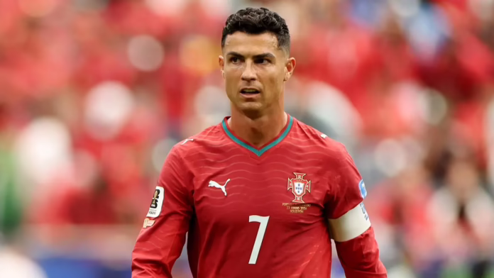 Cristiano Ronaldo ngắt lời câu hỏi của phóng viên Lionel Messi trong khoảnh khắc khó xử sau chiến thắng cách biệt 2 bàn
