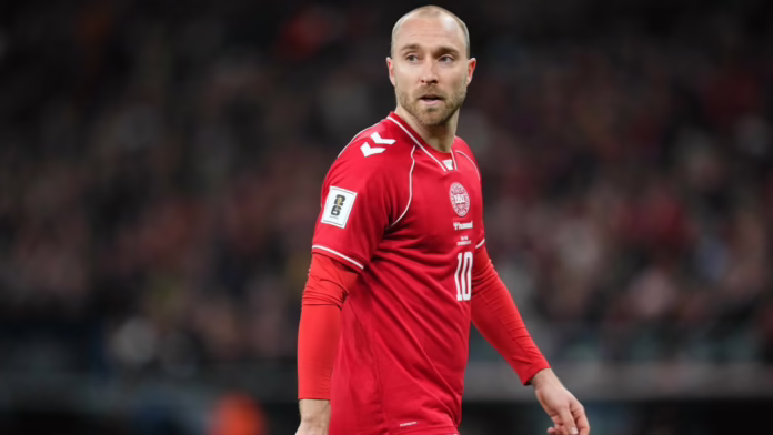 Đan Mạch cho biết Eriksen còn tỉnh táo sau khi bị ngã
