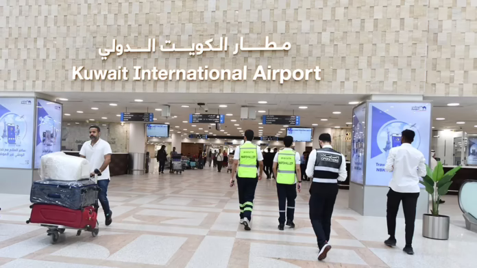 Đồng minh của Mỹ Kuwait lên án 'các cuộc tấn công tàn bạo và đang diễn ra của Iran' sau khi sân bay bị tấn công
