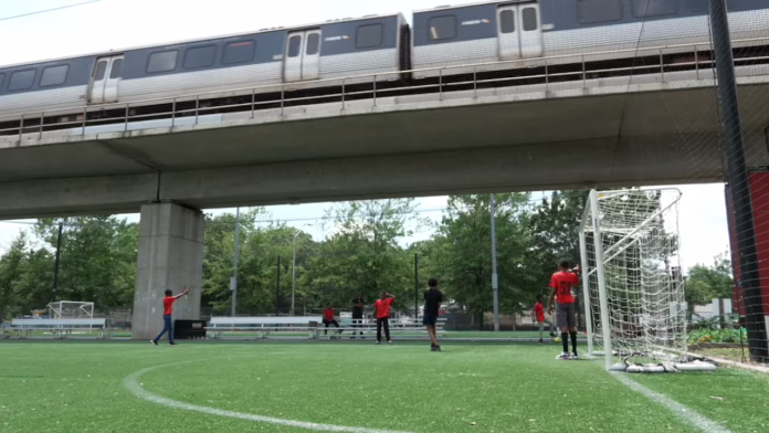 Gặp gỡ các vận động viên trẻ Atlanta hộ tống các cầu thủ lên sân khấu World Cup
