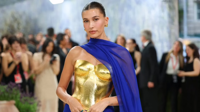 Hailey Bieber khoe cơ bụng săn chắc trong ảnh hậu trường của chiến dịch mới ở bãi biển Rhode
