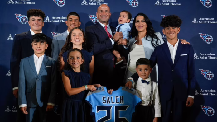 'Hãy nhìn con trai tôi': Robert Saleh của Titans sống như thế nào...
