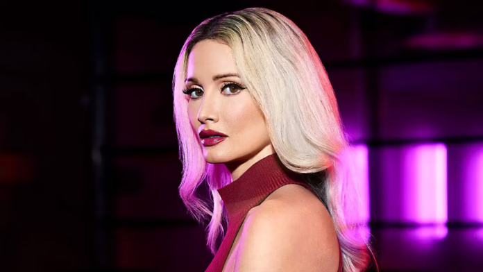Holly Madison cho biết Playboy Mansion giống như một 'bến đỗ an toàn' sau khi cô gặp phải mặt tối của Hollywood
