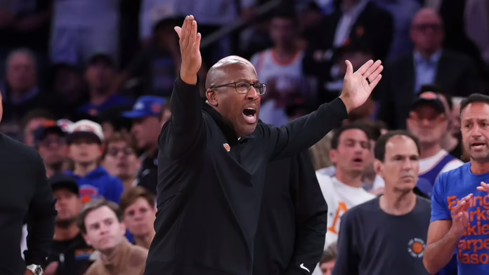 Huấn luyện viên Mike Brown của Knicks đã xé bỏ điều hành sau khi có sự chênh lệch về quả ném phạt trong trận thua Spurs ở Game 3
