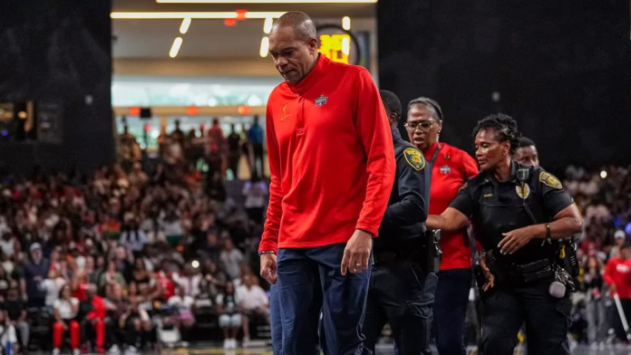 Huấn luyện viên WNBA bị cảnh sát hộ tống ra khỏi sàn sau khoảnh khắc căng thẳng với các quan chức trong trận đấu
