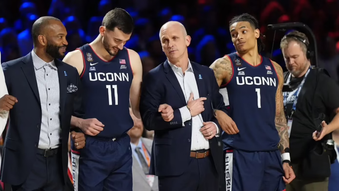 Huấn luyện viên bóng rổ UConn đưa ra trò chơi tiềm năng tại Nhà Trắng sau sự kiện UFC
