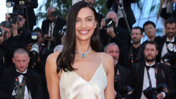 Irina Shayk khoe ngực trần trong chiến dịch thời trang mới
