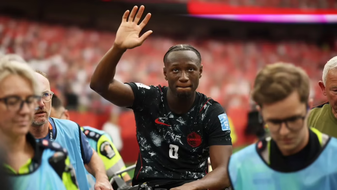 Ismaël Koné của Canada dính chấn thương nặng khi Assim Madibo của Qatar nhận thẻ đỏ vì pha vào bóng kém
