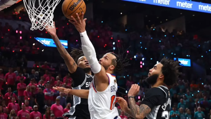 Jalen Brunson thoát khỏi nỗi sợ hãi về đầu gối trong hiệp một, ghi 30 điểm khi Knicks đánh bại Spurs trong trận Chung kết 1
