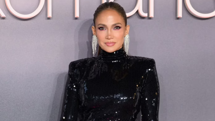 Jennifer Lopez thừa nhận cô 'sẽ quan hệ tình dục' với toàn bộ dàn diễn viên toàn sao thập niên 90
