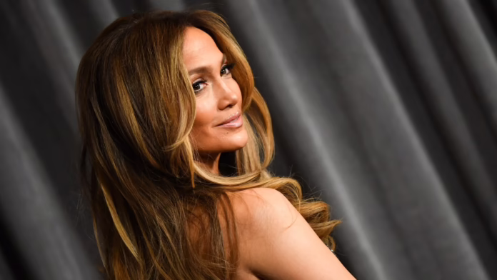 Jennifer Lopez tuyên bố cô có thể 'nói chuyện với Ted' về các mối quan hệ rối loạn chức năng và những người tự ái
