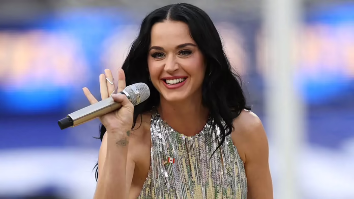 Katy Perry phớt lờ những người yêu cũ nổi tiếng trước khi gật đầu ngọt ngào với Justin Trudeau trong khoảnh khắc táo bạo trên sân khấu

