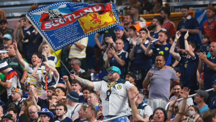 Kèn túi và bóng chày: Tại sao Quân đội Tartan của Scotland lại cổ vũ cho Miami Marlins?
