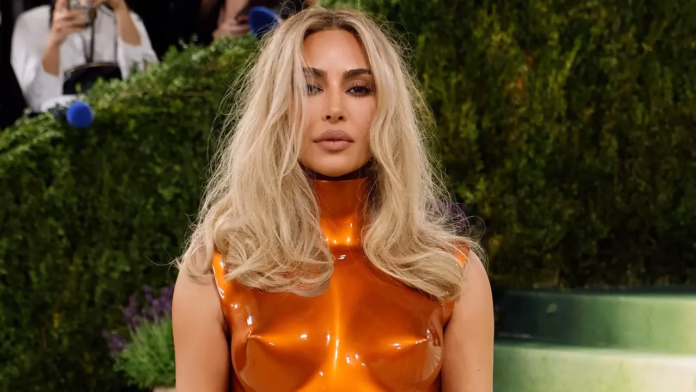 Kim Kardashian gây choáng trong bộ ảnh bikini khi lên Instagram chính thức cùng bạn trai Lewis Hamilton
