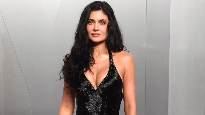 Kylie Jenner khiến fan phát cuồng khi khoe đường cong trong bộ bikini dây hồng
