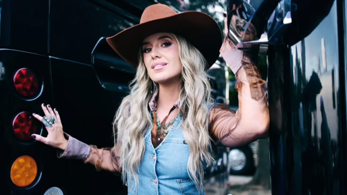 Lainey Wilson bị phát hiện đang ăn vặt trên thuyền trong bộ bikini họa tiết da báo trên Instagram gần đây
