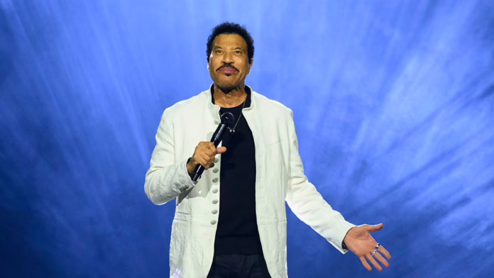 Lionel Richie đột ngột cắt ngắn buổi hòa nhạc sau khi bị ốm trong đêm khai mạc chuyến lưu diễn
