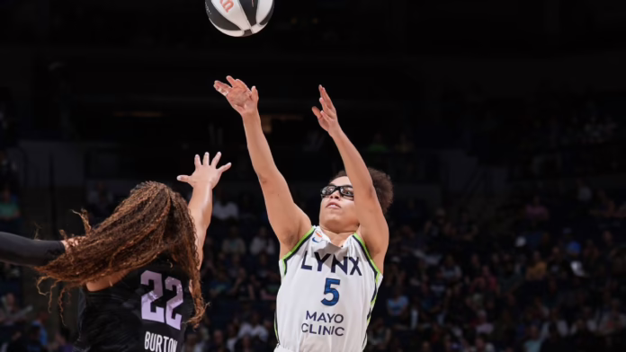 Lynx's Miles phá vỡ kỷ lục tân binh của Clark với 8 giây 3
