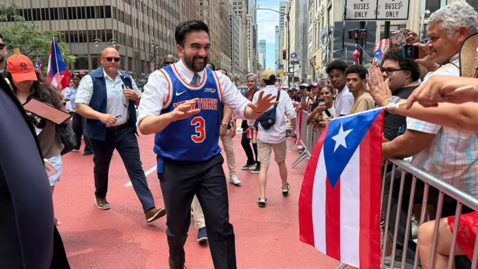 Mamdani tiệc tùng với nhà vô địch Knicks Jose Alvarado trong cuộc diễu hành Ngày Puerto Rico ở New York
