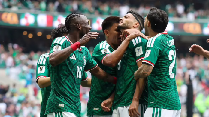 Mexico đánh bại Nam Phi trong trận mở màn World Cup tại Estadio Azteca sau khi ghi bàn ở phút thứ chín
