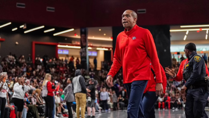 Mystics' Johnson bị đẩy ra, bị cảnh sát áp giải
