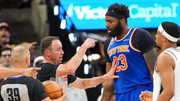 NBA hủy bỏ lỗi kỹ thuật của Mitchell Robinson ở Game 2 của trận chung kết sau khi xem lại trận đấu xô đẩy
