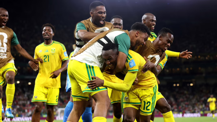 Nam Phi lần đầu tiên lọt vào vòng loại trực tiếp World Cup, sẽ đối đầu với Canada
