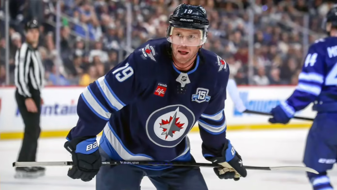 Ngôi sao NHL Jonathan Toews tuyên bố giải nghệ sau 16 năm sự nghiệp và 3 cúp Stanley
