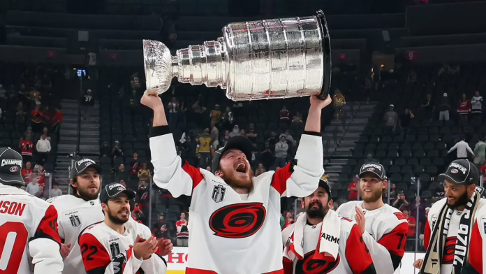Ngôi sao của cơn bão Andrei Svechnikov phản ánh về nhiều năm đau lòng trong trận playoff trước khi giành được Cúp Stanley
