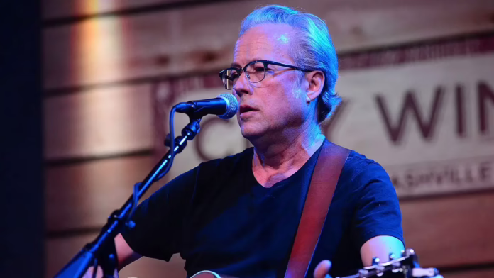 Ngôi sao nhạc đồng quê Radney Foster hủy các buổi biểu diễn sắp tới sau khi bị nhiễm trùng nghiêm trọng khiến anh phải vào ICU
