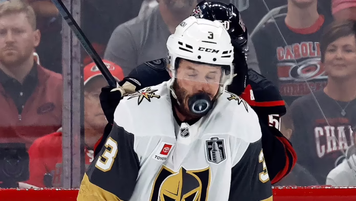 Người bảo vệ Golden Knights nhập viện sau khi bị bắn 87 mph trong cảnh kinh hoàng
