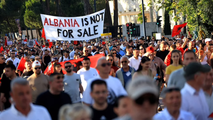 Người biểu tình Albania tràn ra đường yêu cầu thủ tướng từ chức vì cáo buộc tham nhũng
